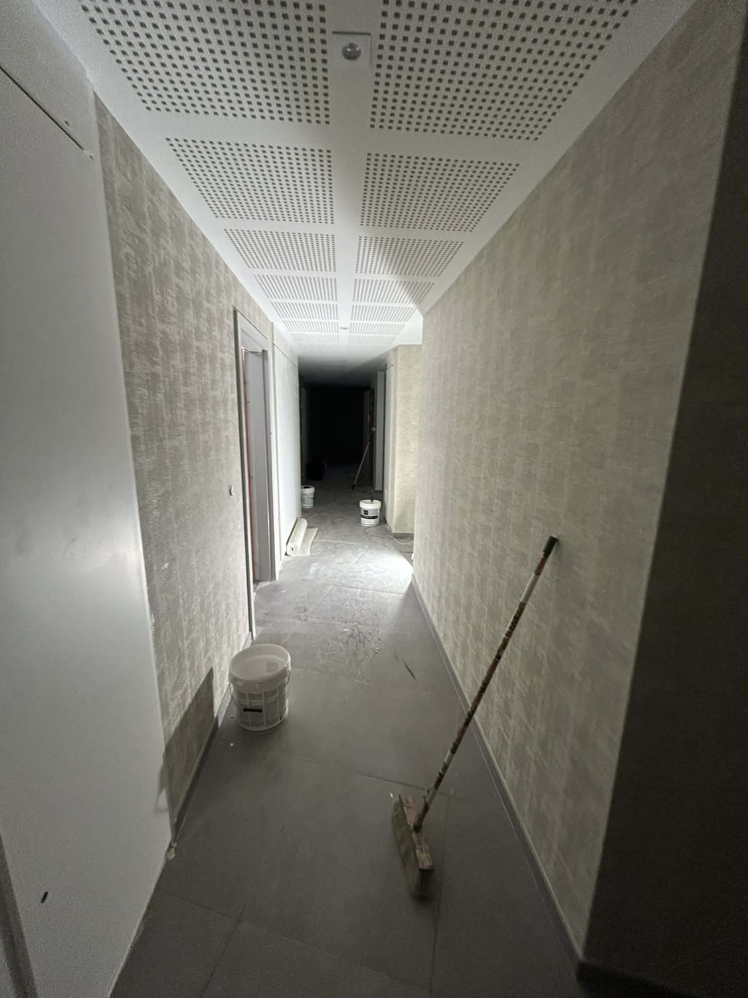 Pose de papier peint en couloir — chantier SkyRenov38