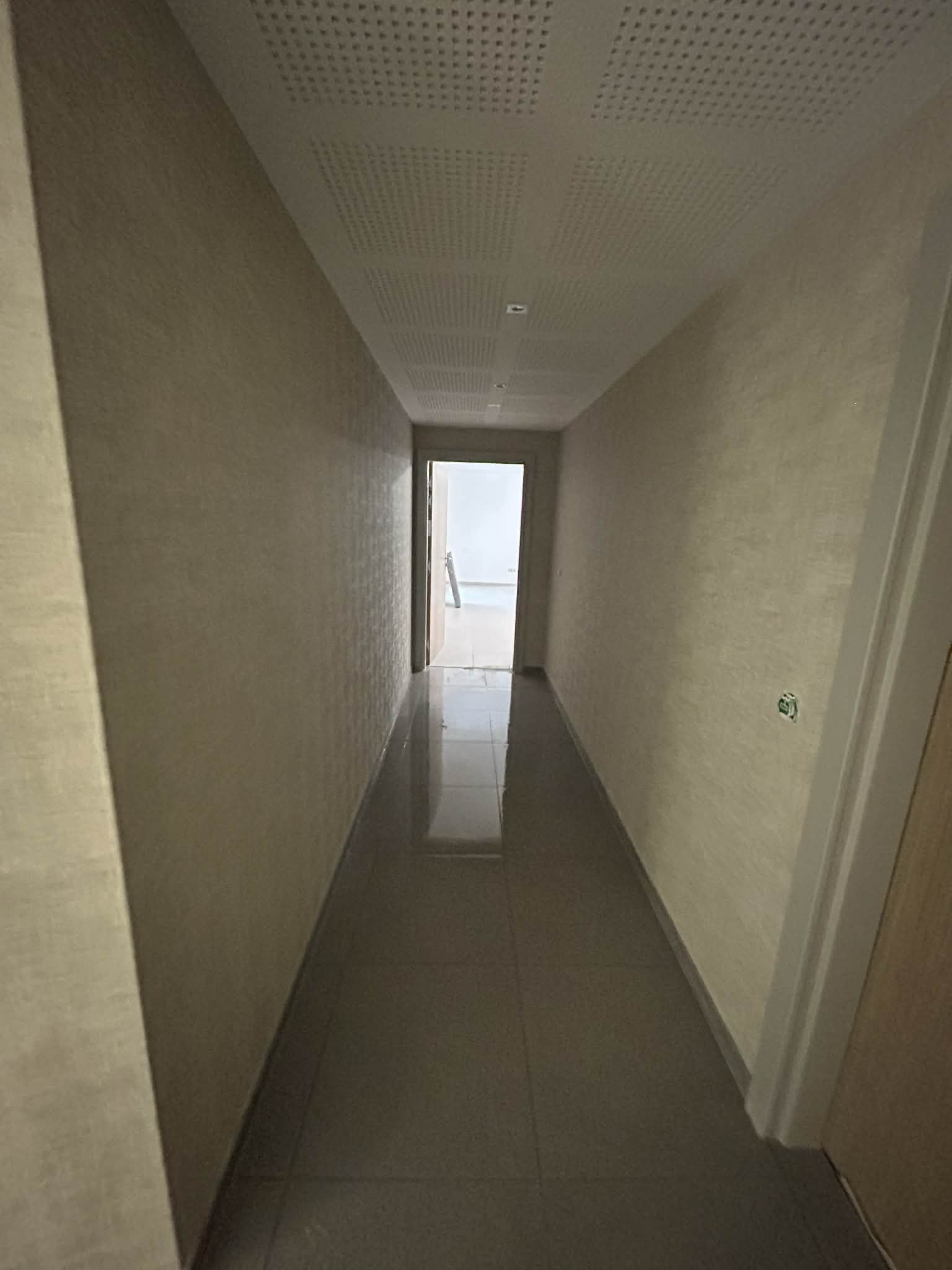 Carrelage et finitions murales en couloir